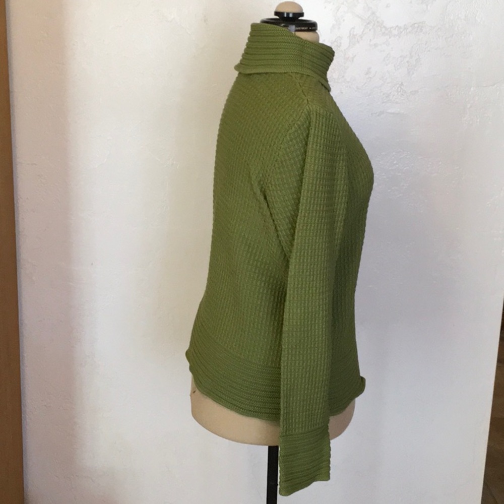 Splendor green 2 button modified turtleneck - Picture 6 of 10